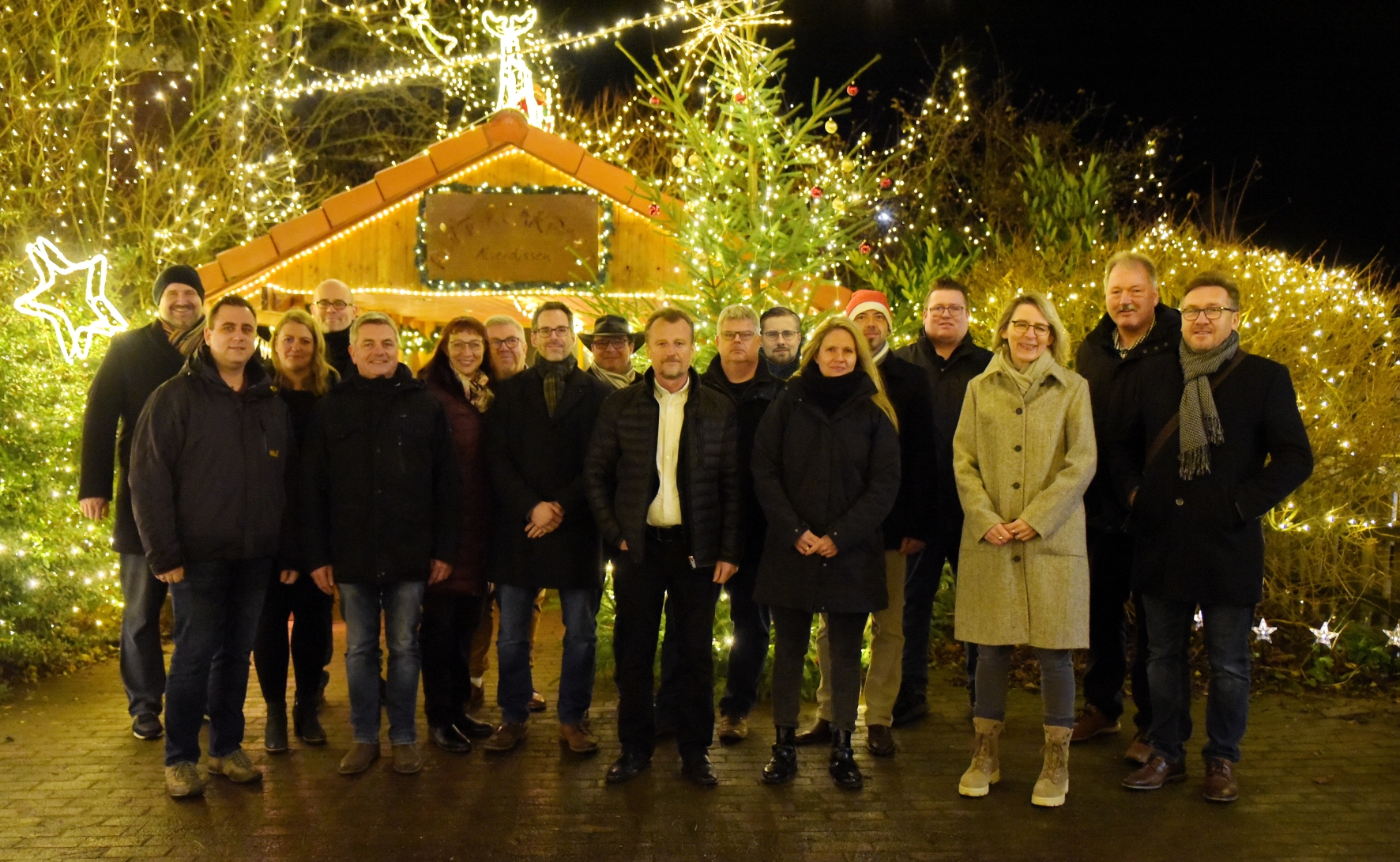 Im Nachgang zur Klausurtagung besuchte die CDU- Fraktion das Alverdisser Weihnachtshaus von Klaus und Inge Düwel. Neben einem Dankeschön für das Engagement übergaben die Mitglieder einen spontan gesammelten Betrag von 250,-- € für die gute Sache.