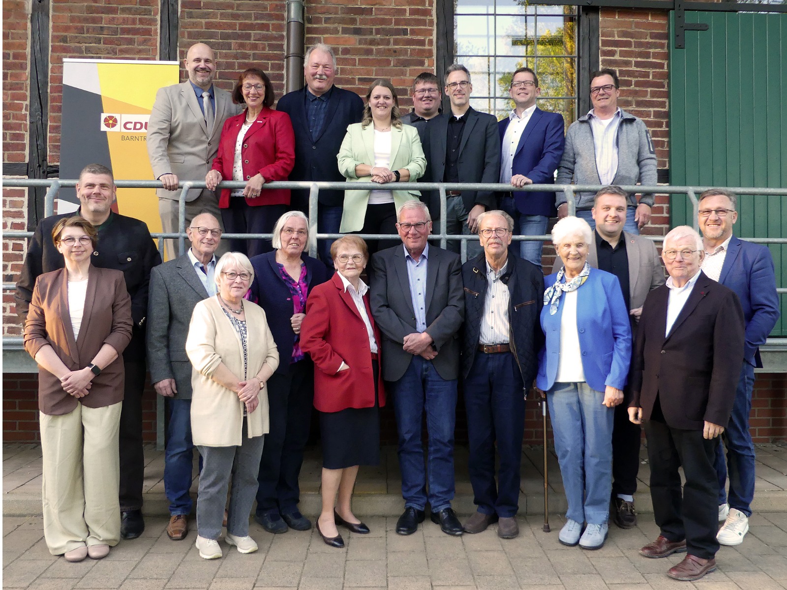 Vordere Reihe v.l.n.r.: die Jubilare
Anja & Jens Kenter (10) Wolfgang Hagemeier (50), Karin Eitrich (40), Rosemarie Bluhm (50), Irmgard Helms (50), Hans-Heinrich Rieke (25), Rolf Giebel (50), Fenna Solle (45), Gast: Lars-Wilhelm Brakhage, Manfred Michel 